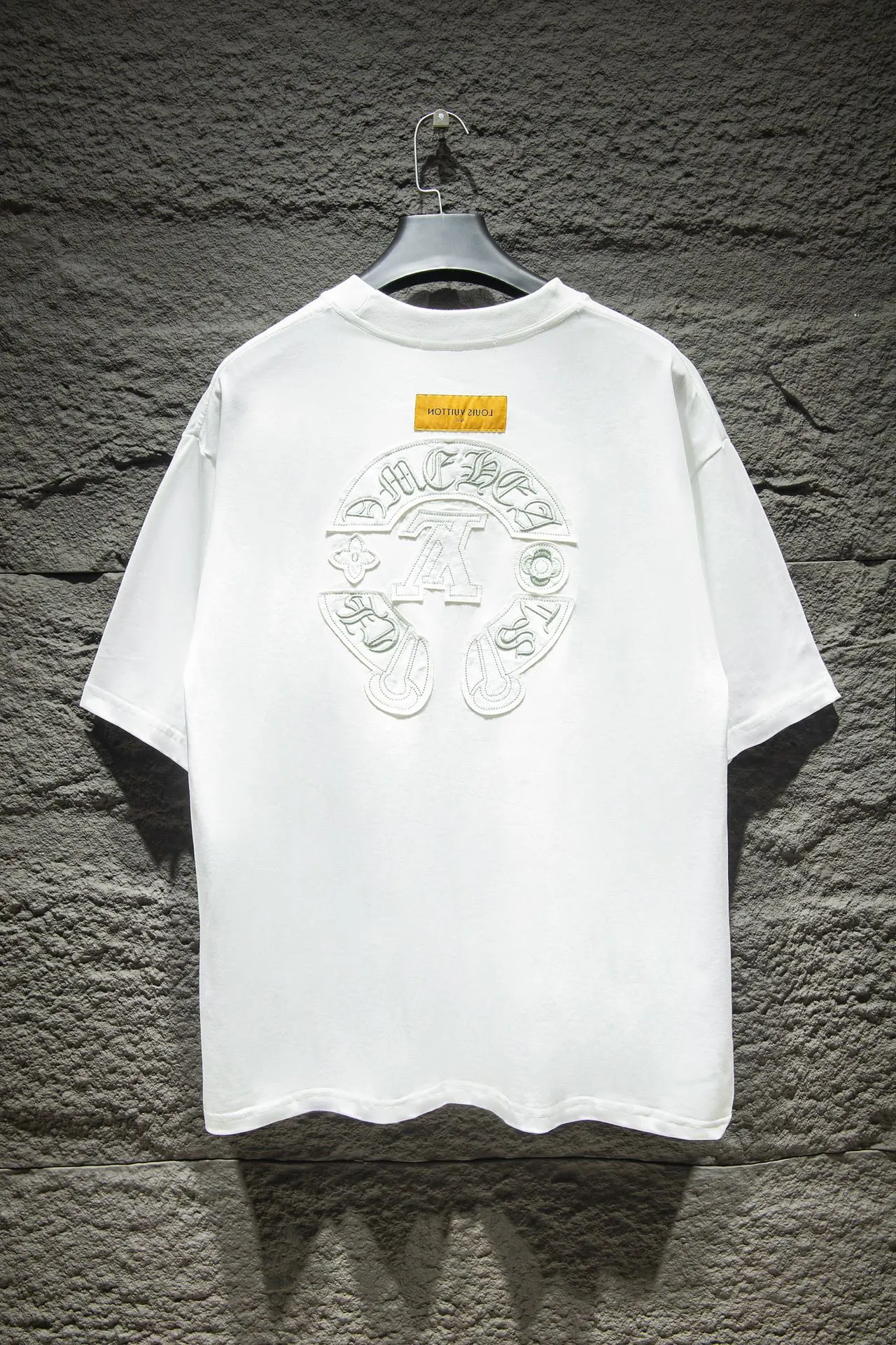 P160 🆕Chrome Hearts os version is really charming and Chrome Hearts is really a must-have. Each season's new version is made to the extreme. It is very practical and can be worn casually. Nice✔️ - ⚠️100% cotton. It is made of 32-count double yarn, 260-gram weight fabric and imported knitted carded cotton. It has moderate thickness, drape and contour, and the upper body is comfortable! ! It is very tolerant to fat body types and can instantly lose five pounds after wearing it!  Front panel #Back panel Simple elements# Artistic arrangement of English letters. Imported Tajima high-density heavy-duty embroidery technology. The font is three-dimensional and full. The letters are adjusted according to the original details and imported machine embroidery. The thickness is moderate. Handmade elements are added to the body, which greatly increases the interest of the clothing; unique visual effects. After special fraying effect treatment, a unique distressed effect is formed. An irregular hem is added to the version. This year, Crow Heart is focusing on the version. In the past two years, the oversize version has become the focus of the trend. It has also been a popular staple in the past two years. The change of designers has made this brand an instant hit. The progressive fashion of the times also needs the blood impact of fresh elements and trendy designs in order to continue its glory! It’s stylish both inside and outside, a must-have for high street travel! An absolute "eye-catching style" that can match couples 💏 Color: Black White Size: S M L XL